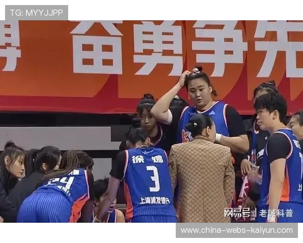 女篮队医比赛后忙碌成幕后功臣