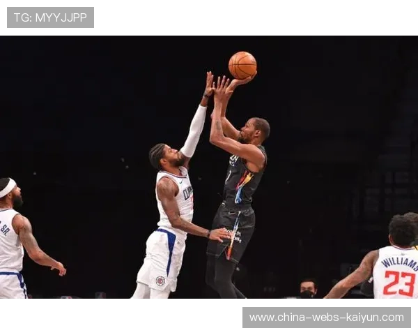 乔治回头望月中投得手，快船连续打成高质量回合